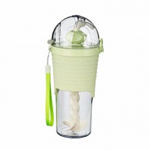 Бутылка с шейкером и трубочкой. Зеленая Бутылка с шейкером и трубочкой. Зеленая